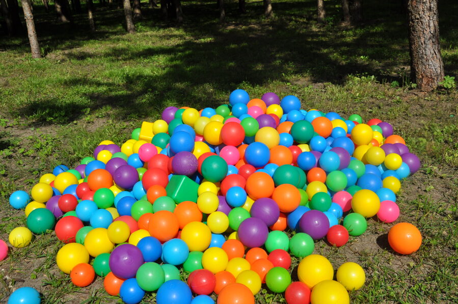 Baseins ar >1000 krāsainām bumbām (183 cm)